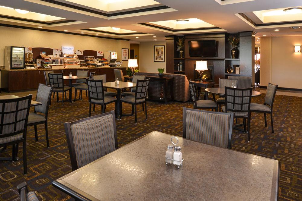 Holiday Inn Express & Suites Fairmont By Ihg Exterior photo