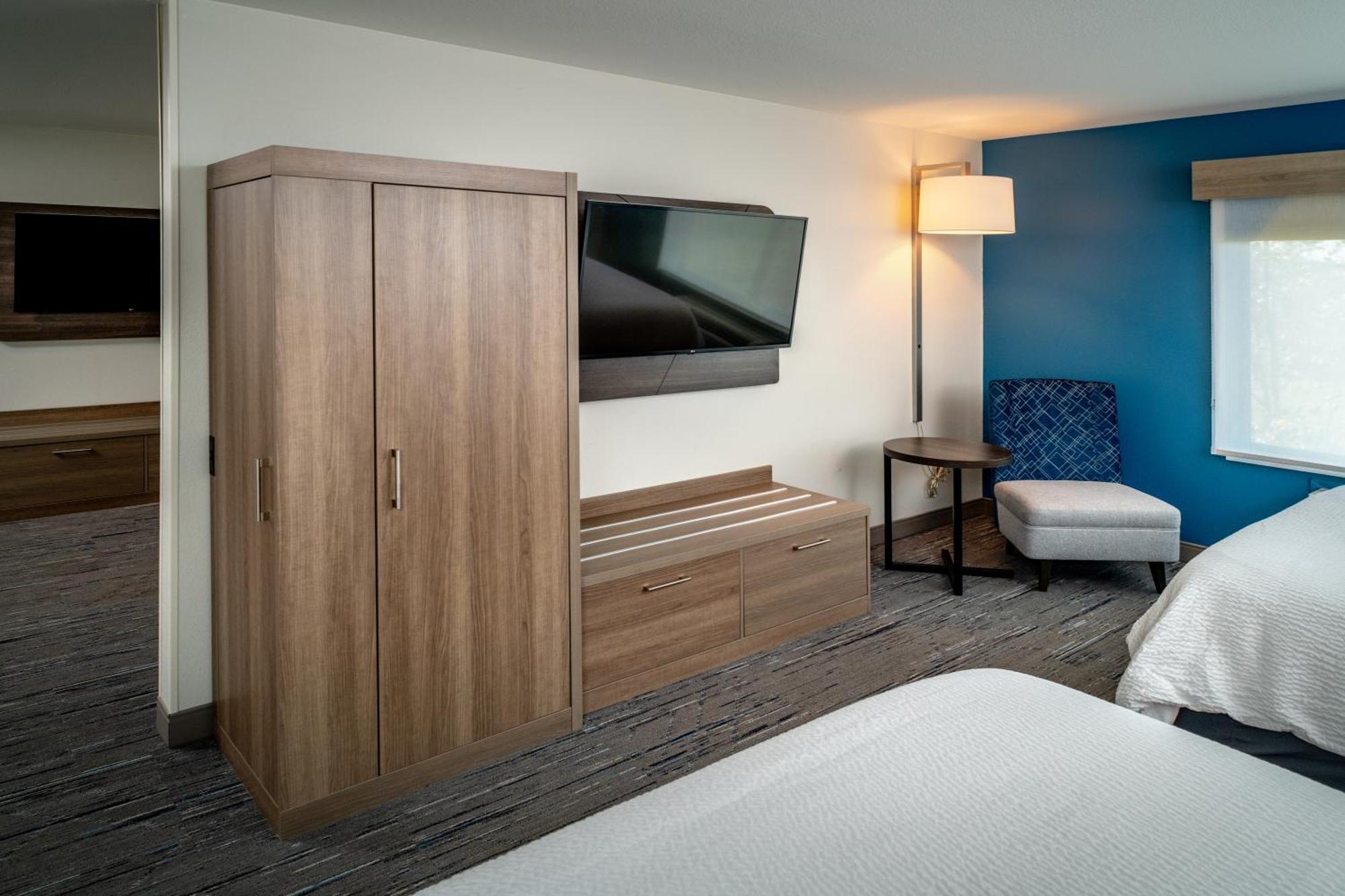 Holiday Inn Express & Suites Fairmont By Ihg Exterior photo