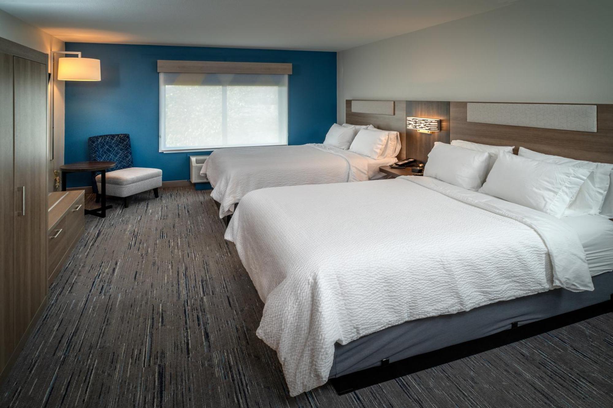 Holiday Inn Express & Suites Fairmont By Ihg Exterior photo
