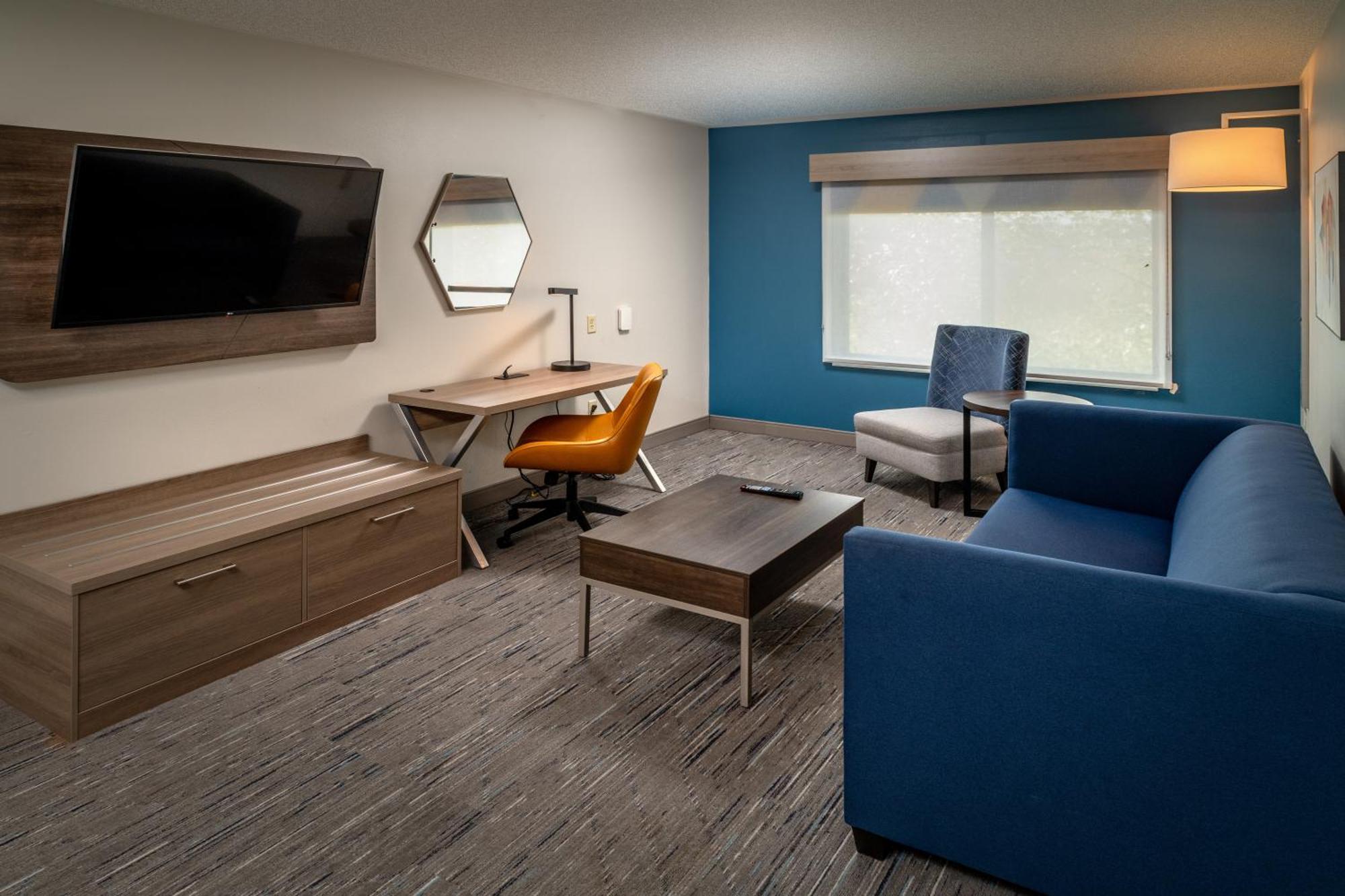 Holiday Inn Express & Suites Fairmont By Ihg Exterior photo