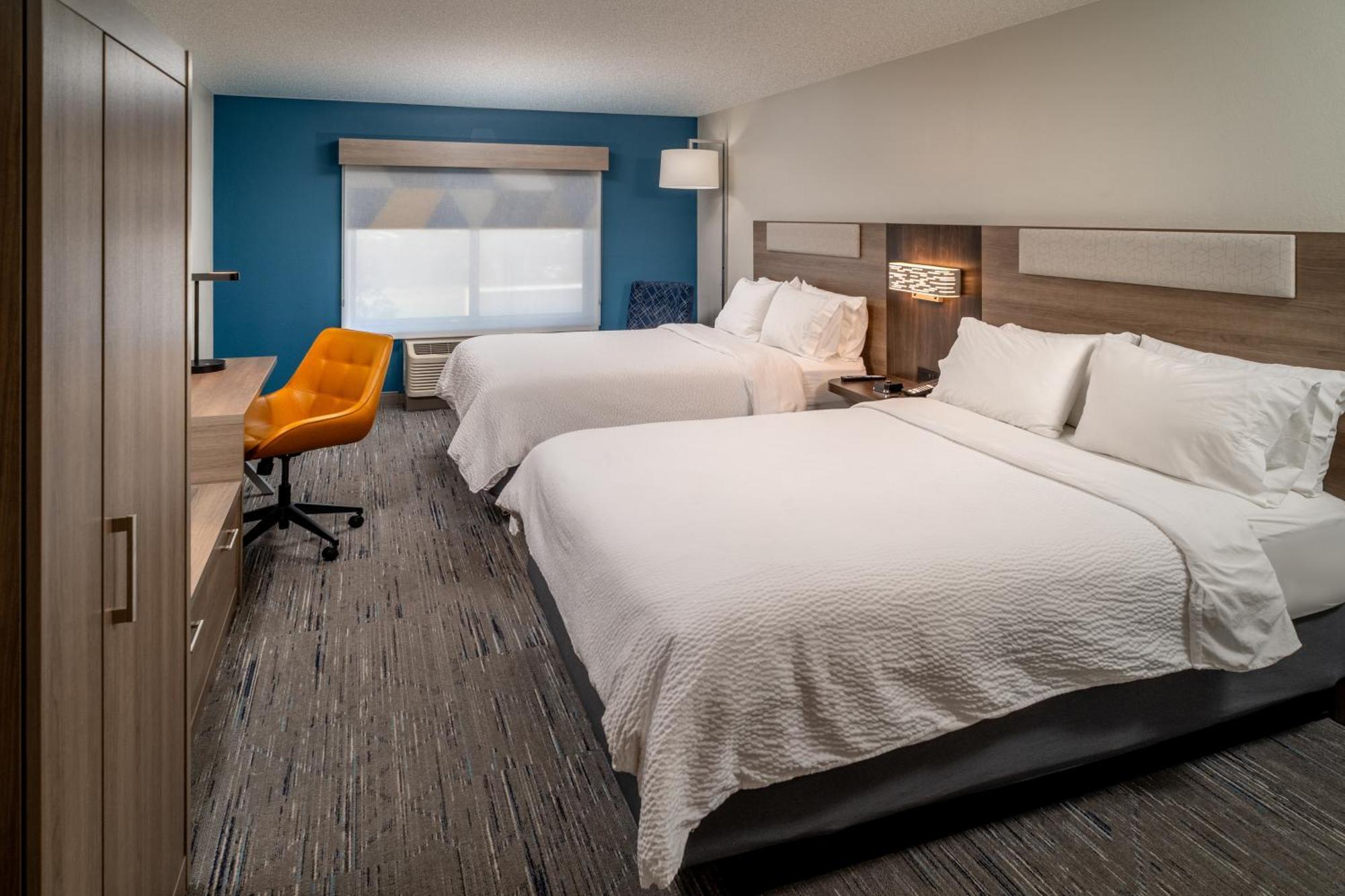 Holiday Inn Express & Suites Fairmont By Ihg Exterior photo