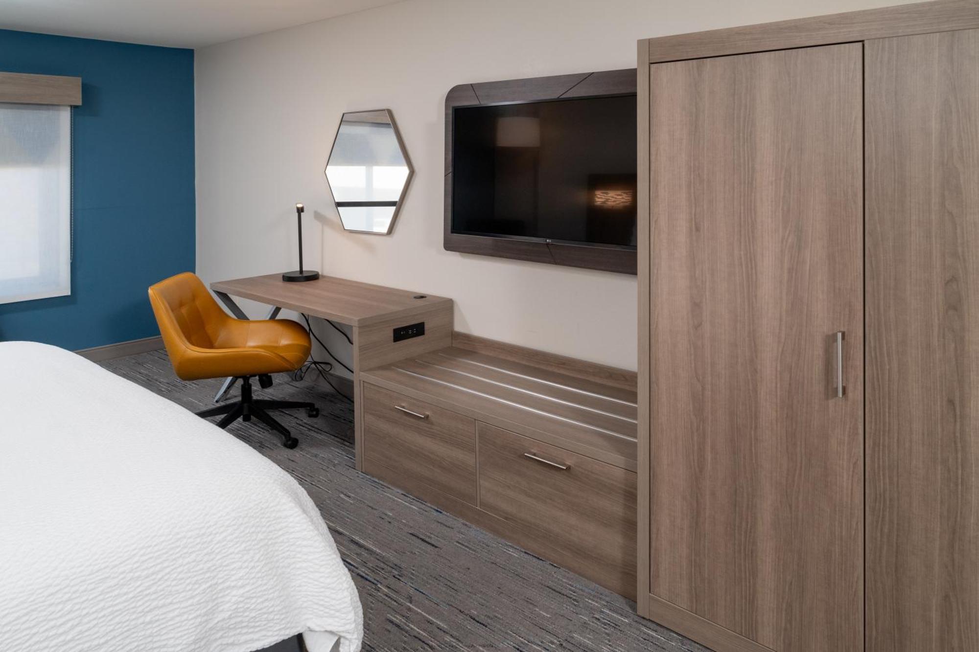 Holiday Inn Express & Suites Fairmont By Ihg Exterior photo