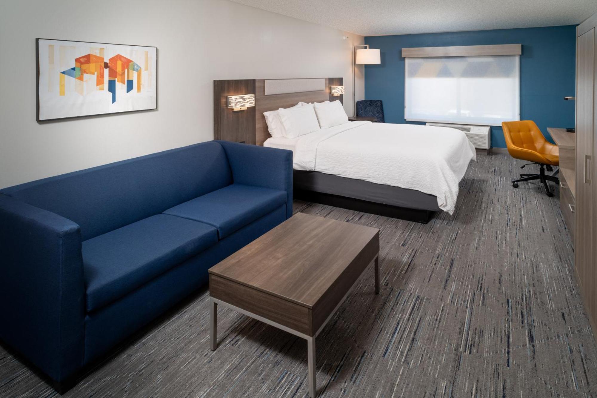 Holiday Inn Express & Suites Fairmont By Ihg Exterior photo