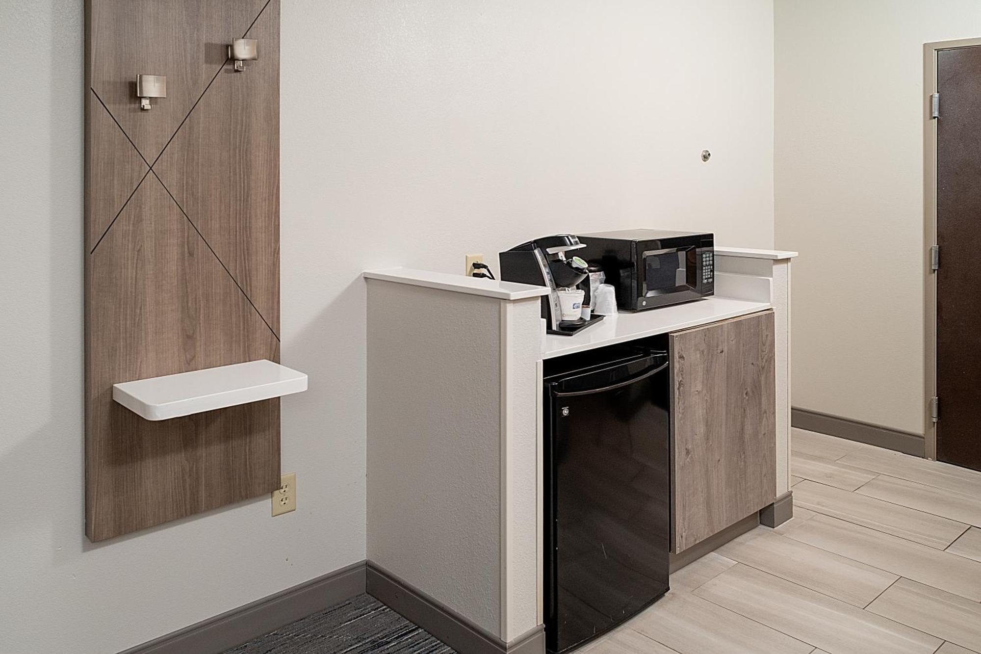 Holiday Inn Express & Suites Fairmont By Ihg Exterior photo