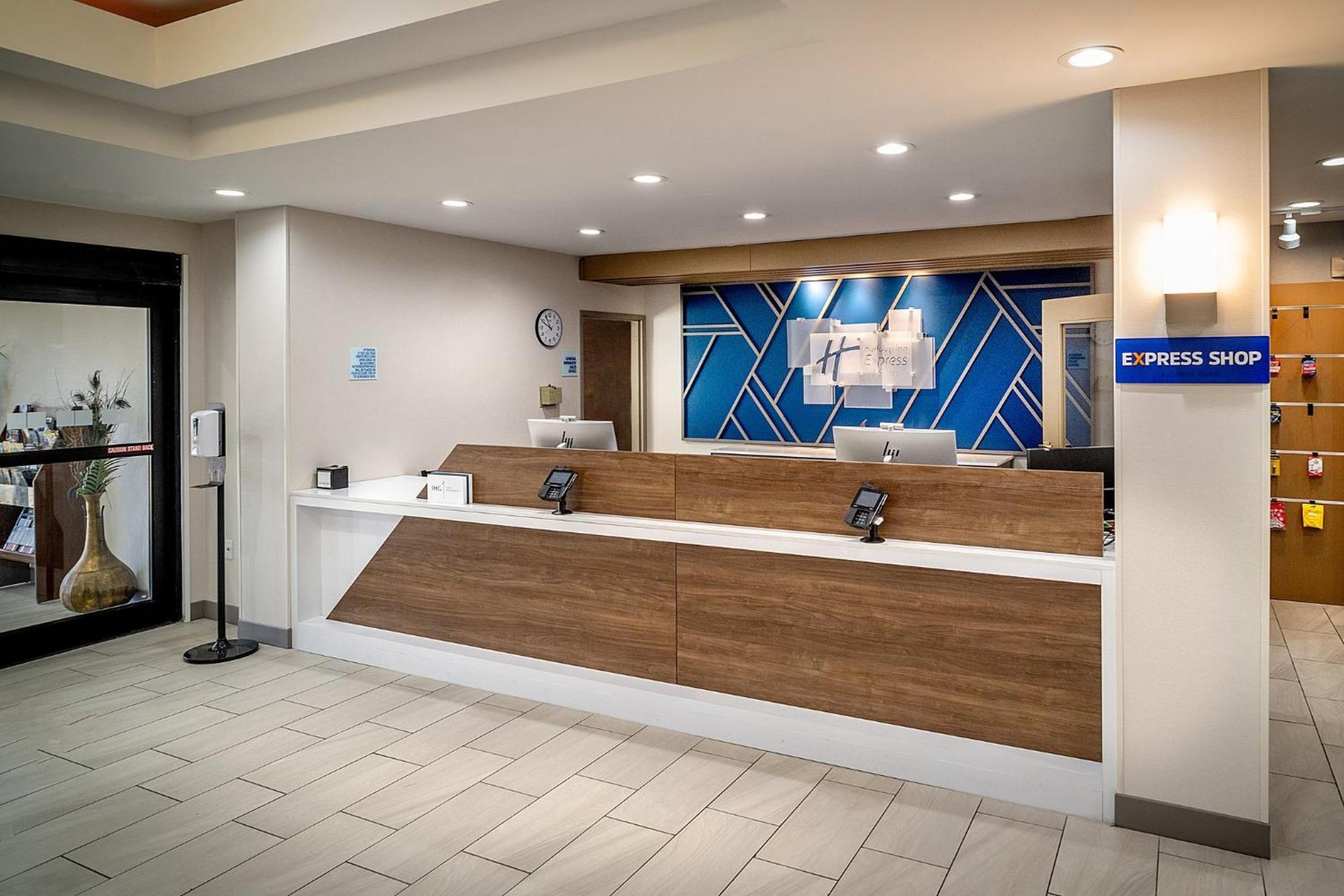 Holiday Inn Express & Suites Fairmont By Ihg Exterior photo