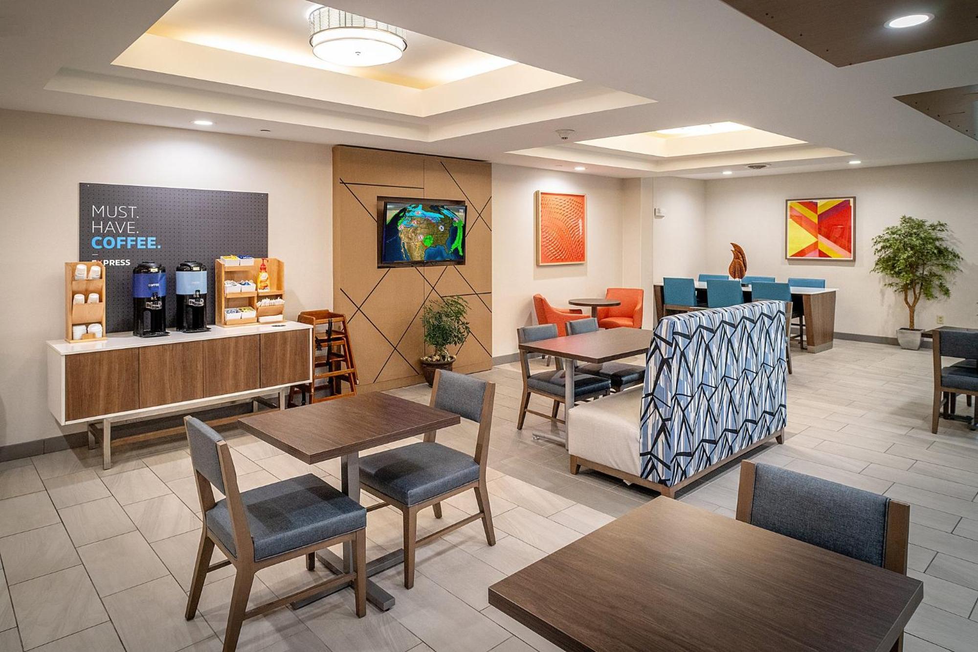 Holiday Inn Express & Suites Fairmont By Ihg Exterior photo