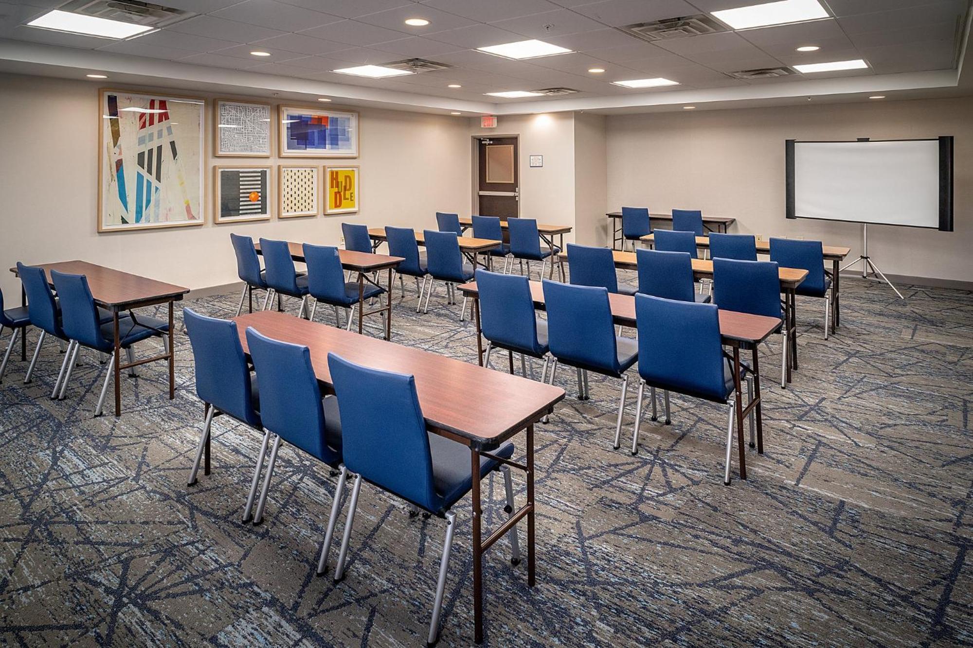 Holiday Inn Express & Suites Fairmont By Ihg Exterior photo