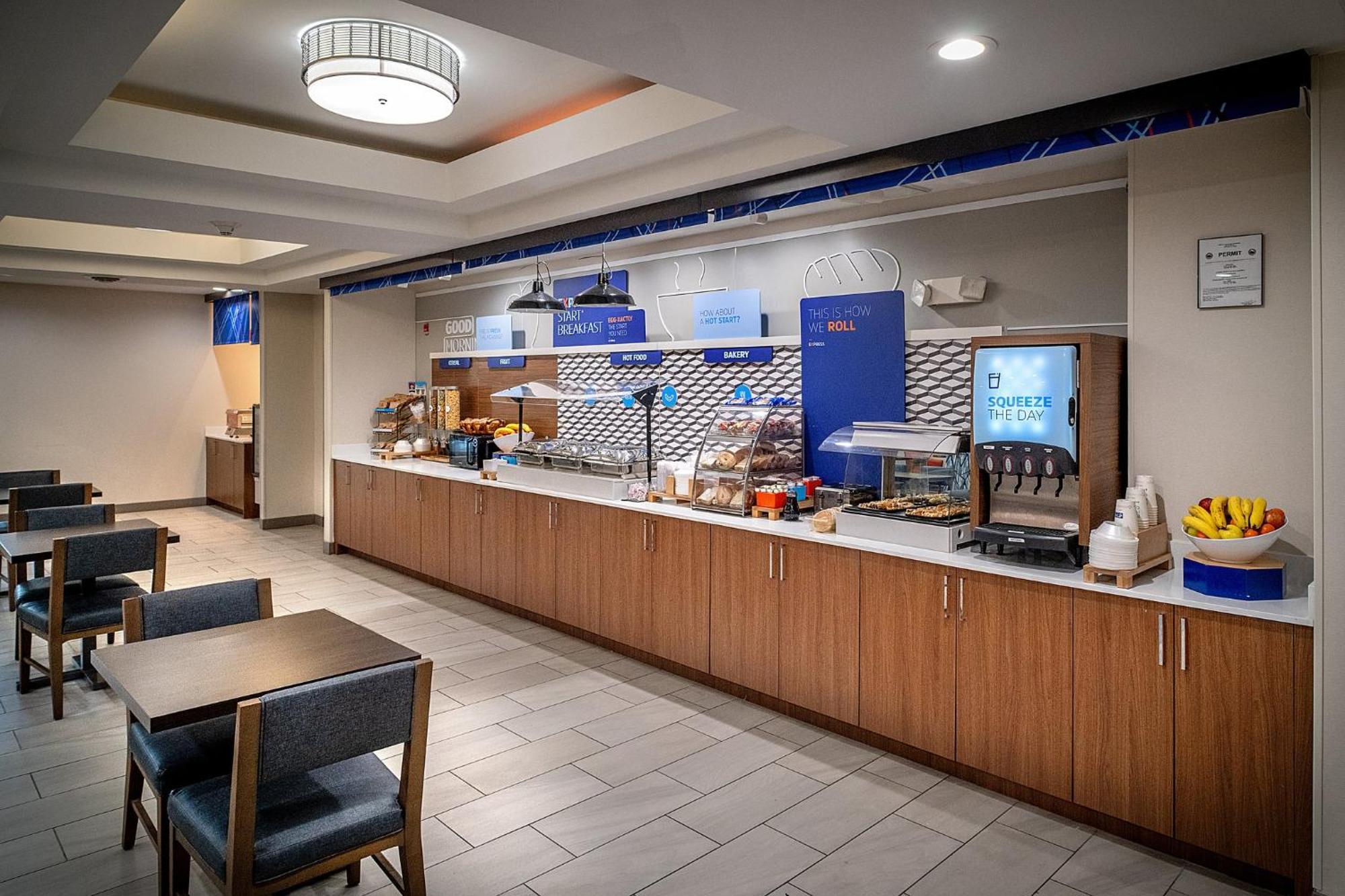 Holiday Inn Express & Suites Fairmont By Ihg Exterior photo