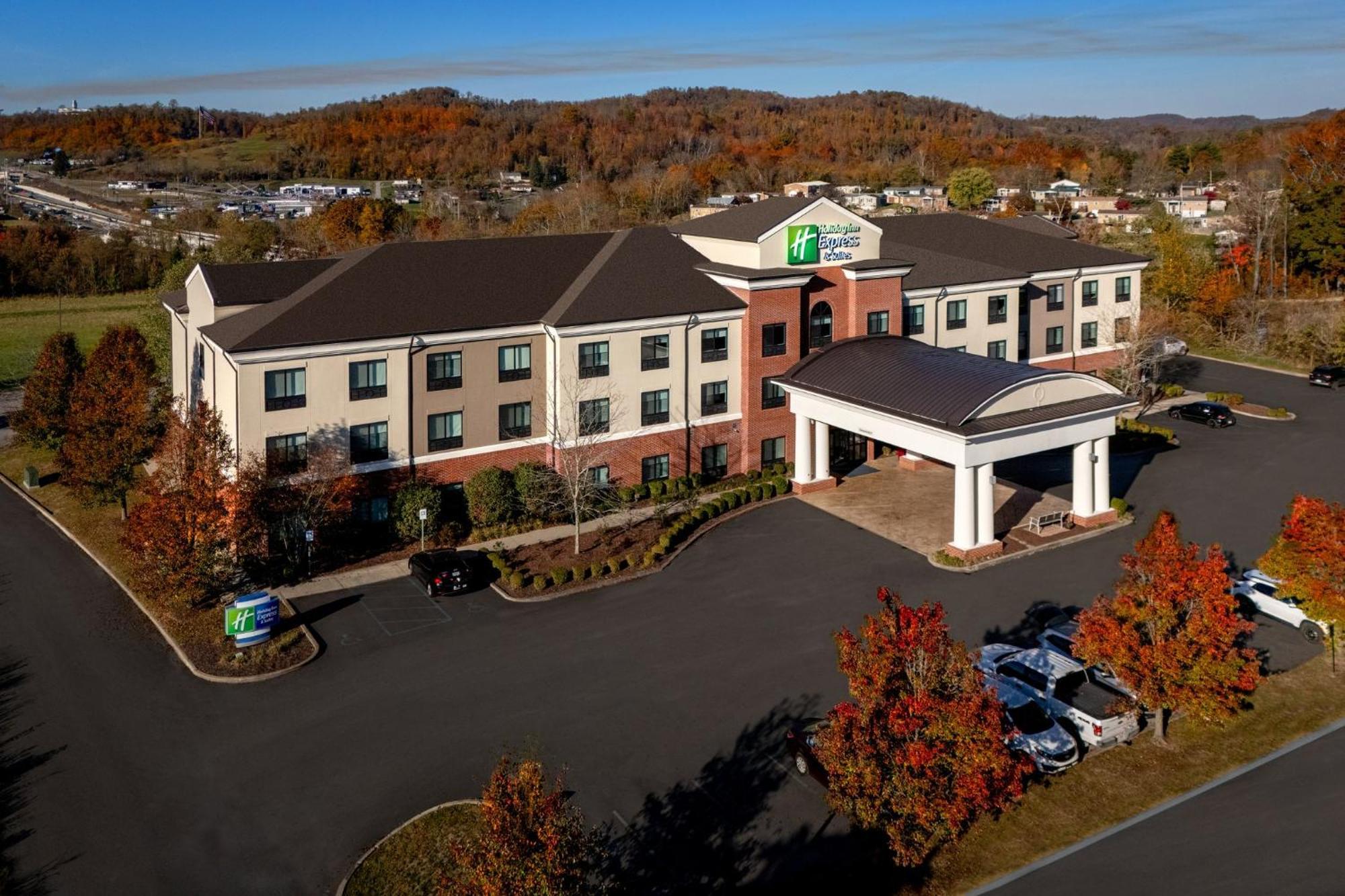 Holiday Inn Express & Suites Fairmont By Ihg Exterior photo