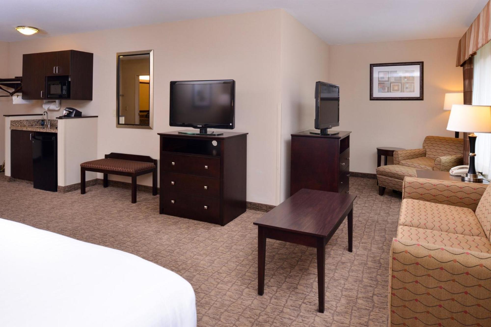 Holiday Inn Express & Suites Fairmont By Ihg Exterior photo