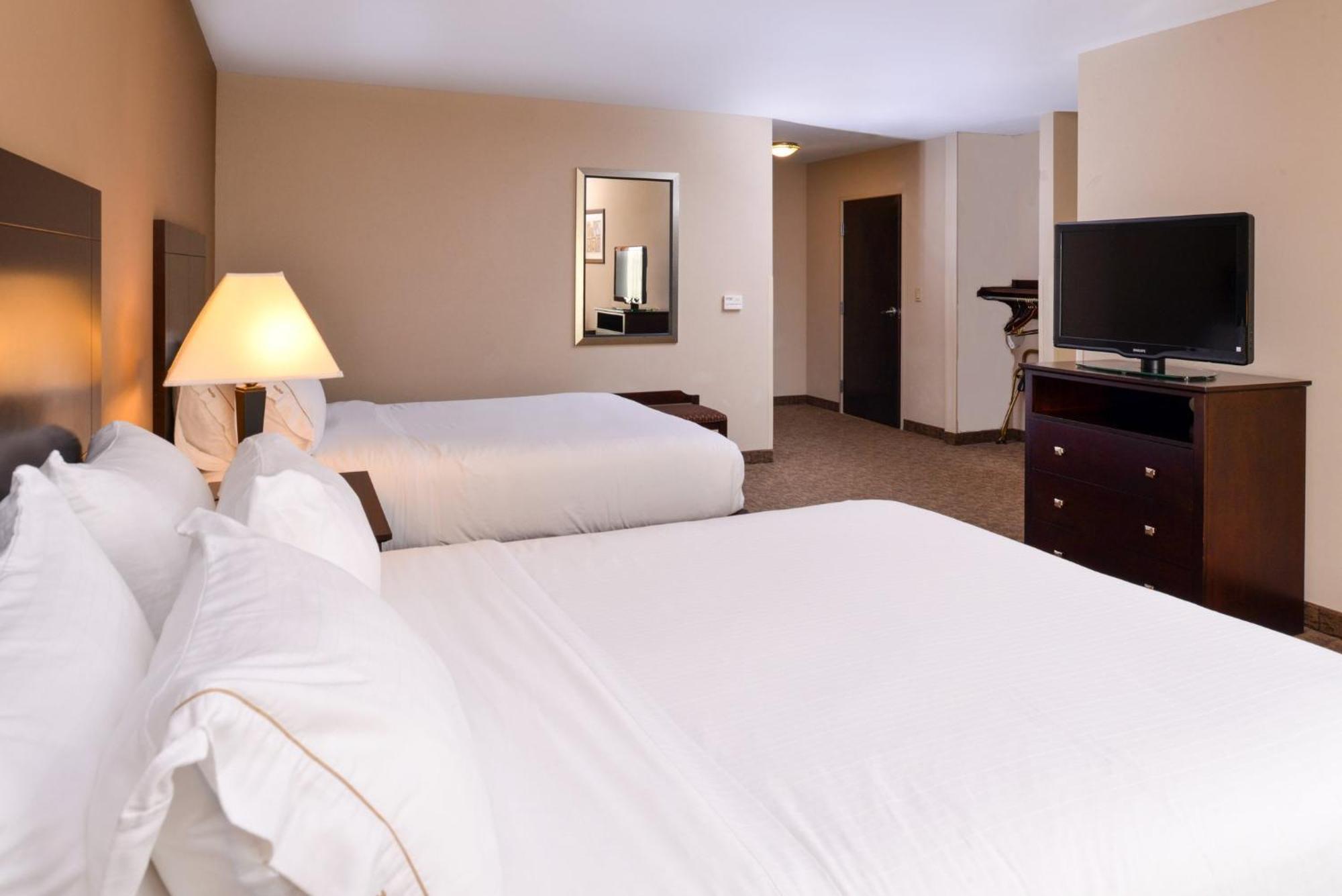 Holiday Inn Express & Suites Fairmont By Ihg Exterior photo