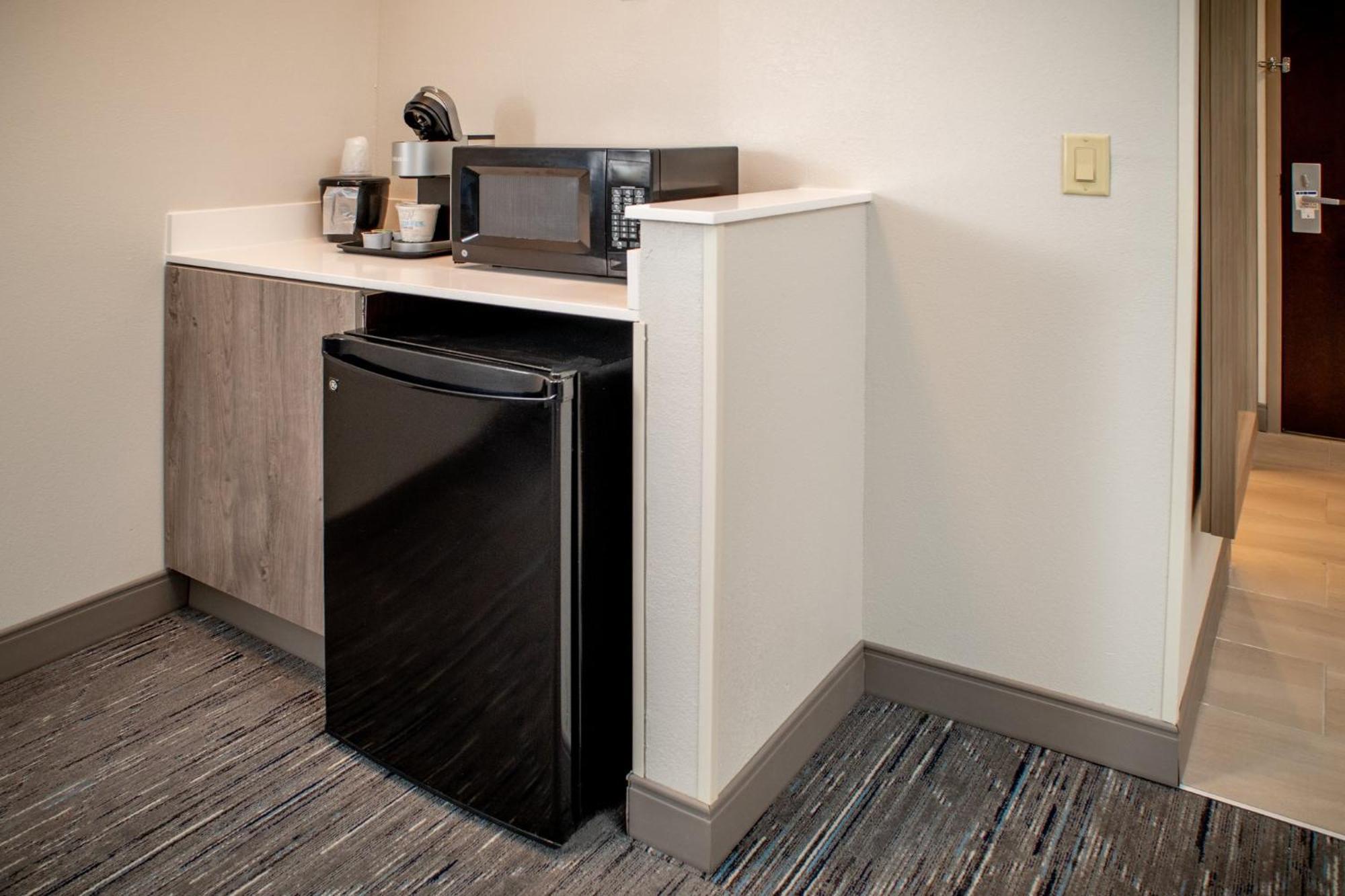 Holiday Inn Express & Suites Fairmont By Ihg Exterior photo