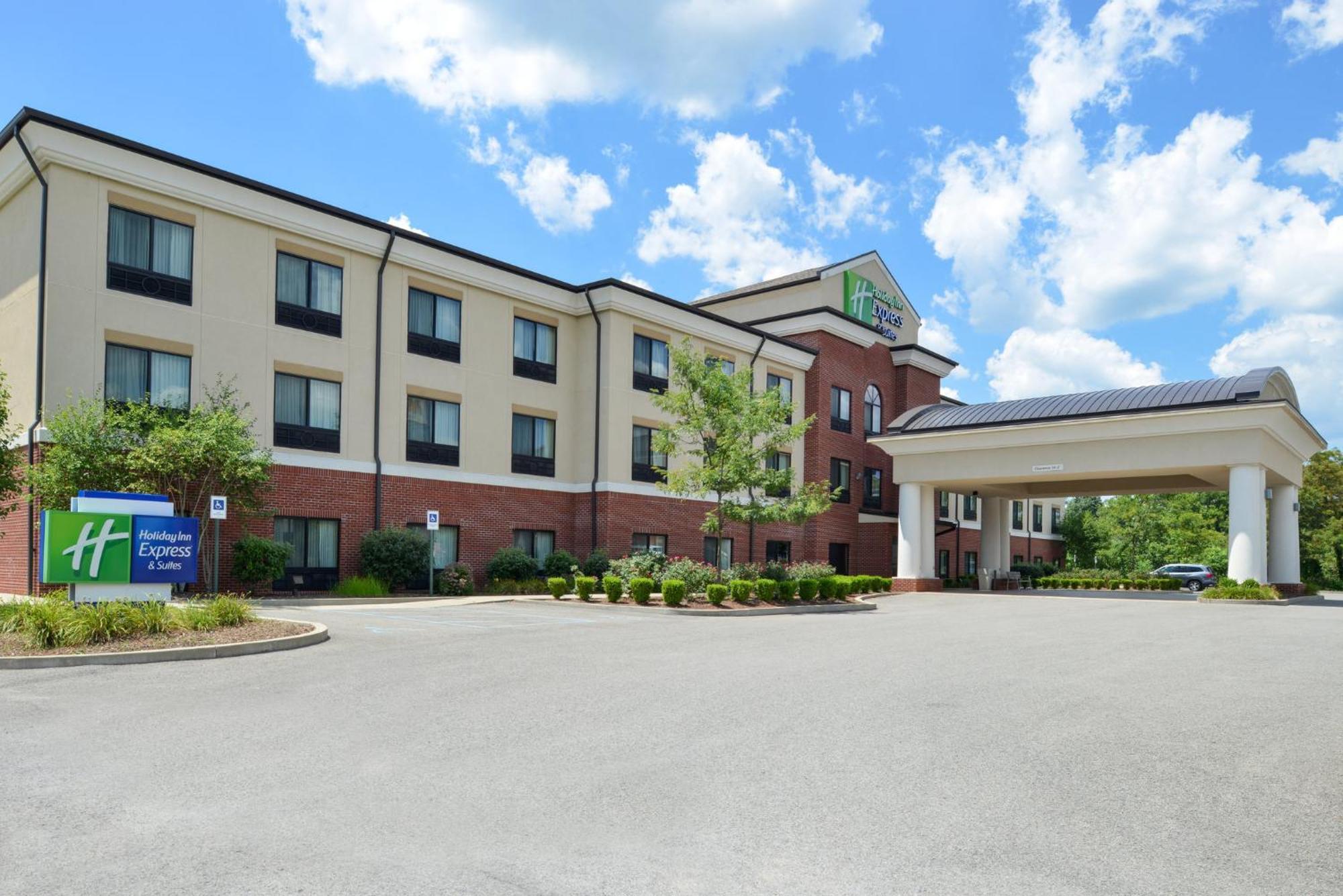 Holiday Inn Express & Suites Fairmont By Ihg Exterior photo