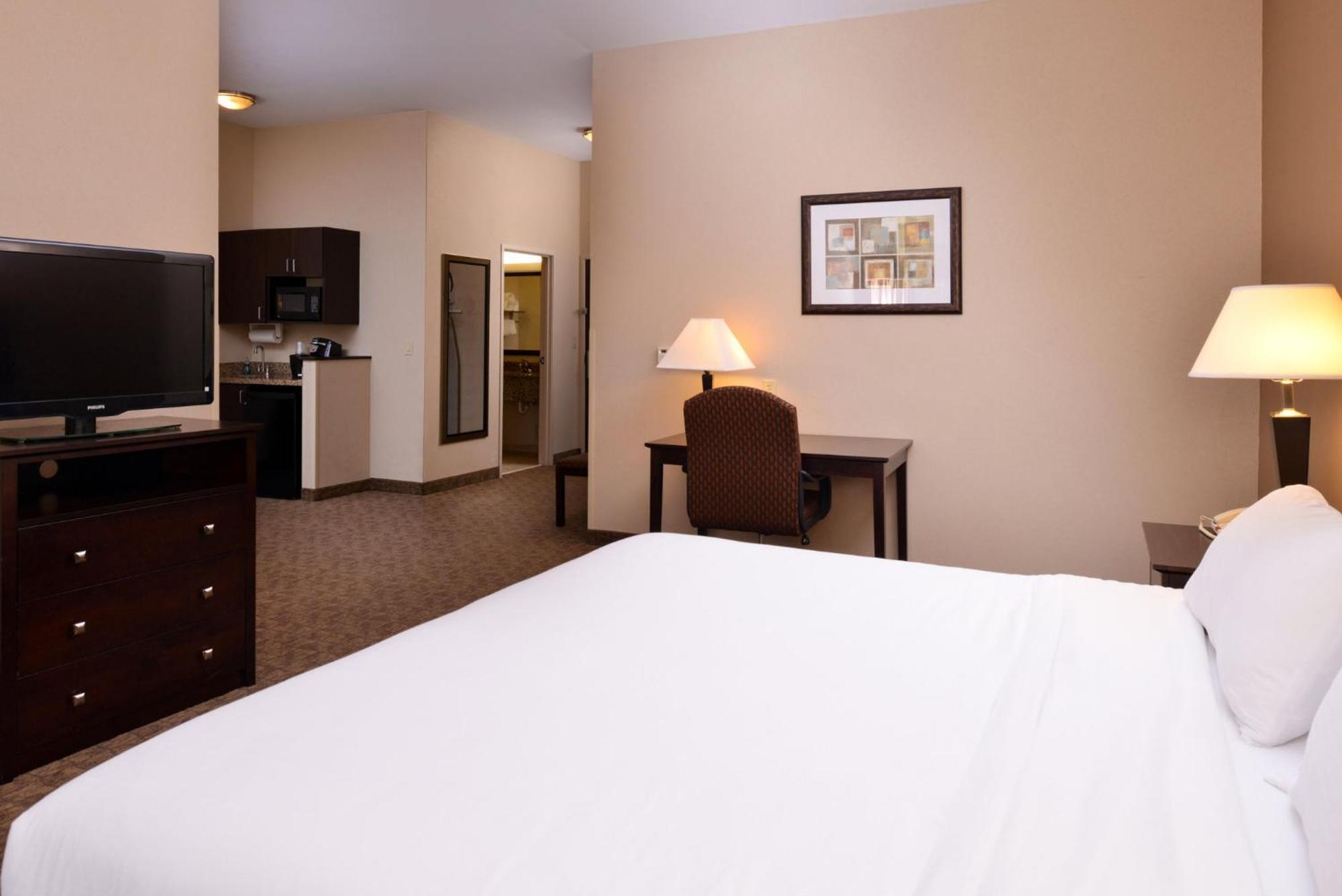 Holiday Inn Express & Suites Fairmont By Ihg Exterior photo