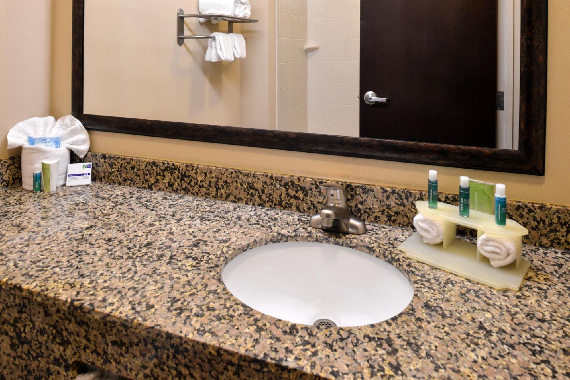 Holiday Inn Express & Suites Fairmont By Ihg Exterior photo