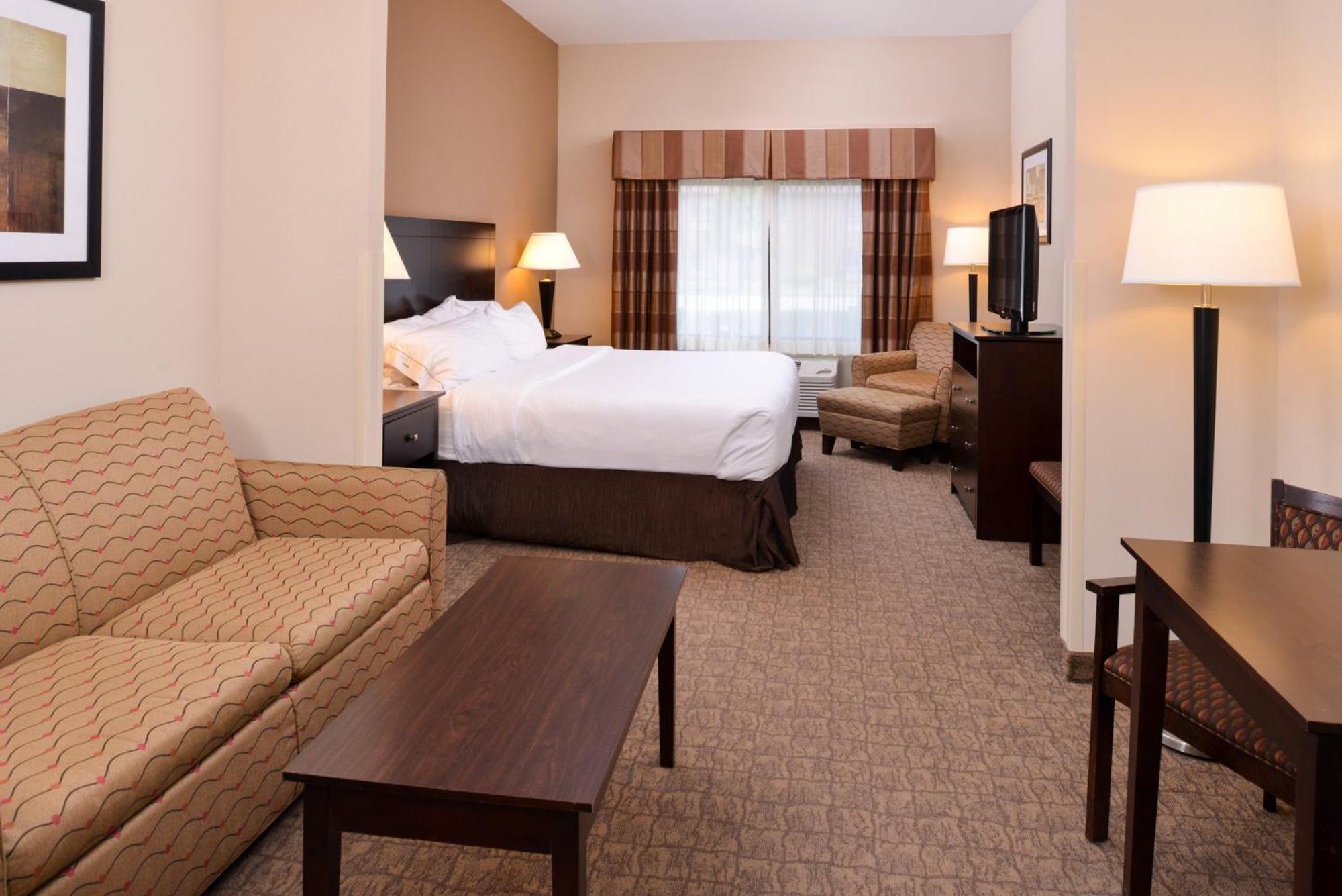Holiday Inn Express & Suites Fairmont By Ihg Exterior photo