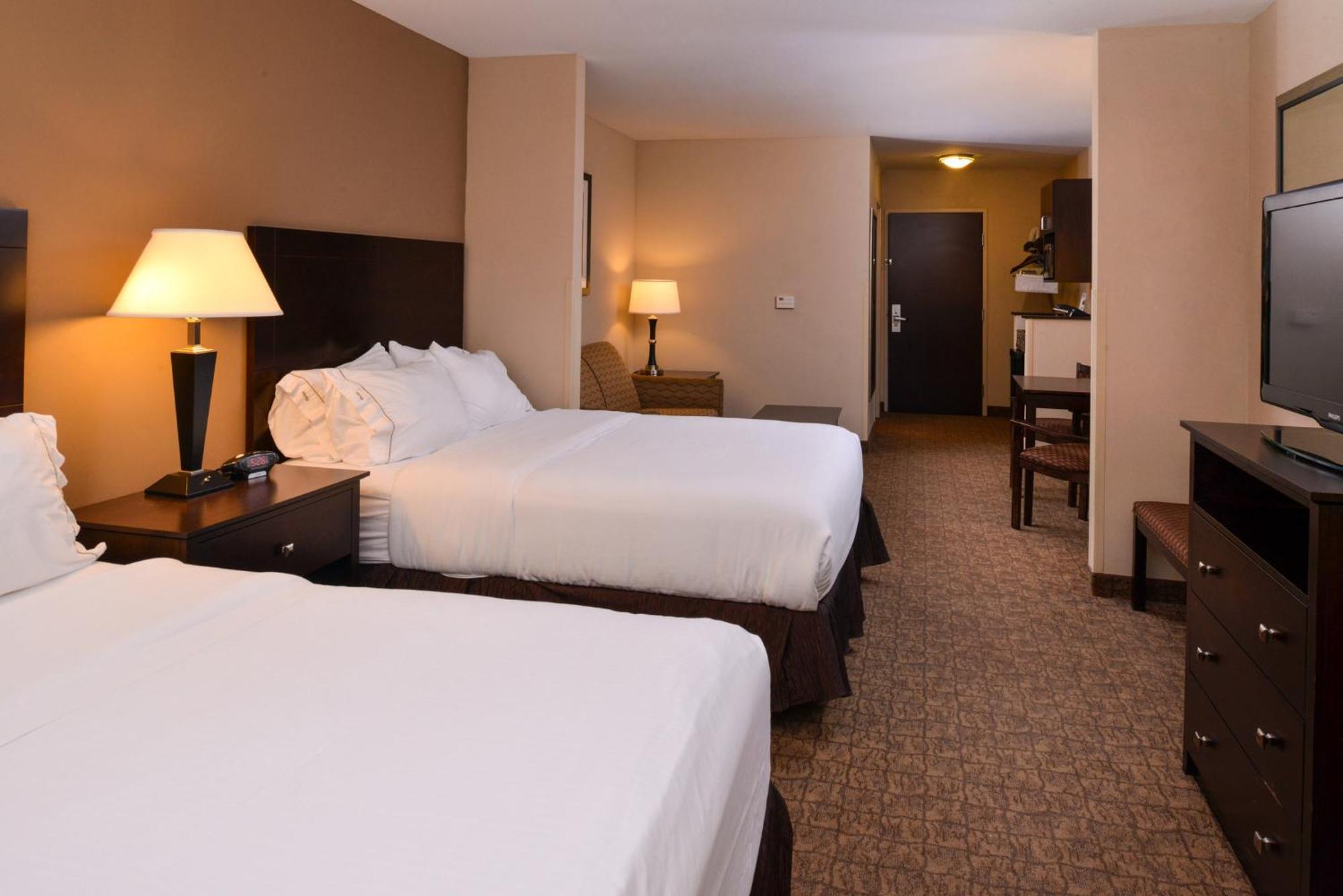 Holiday Inn Express & Suites Fairmont By Ihg Exterior photo
