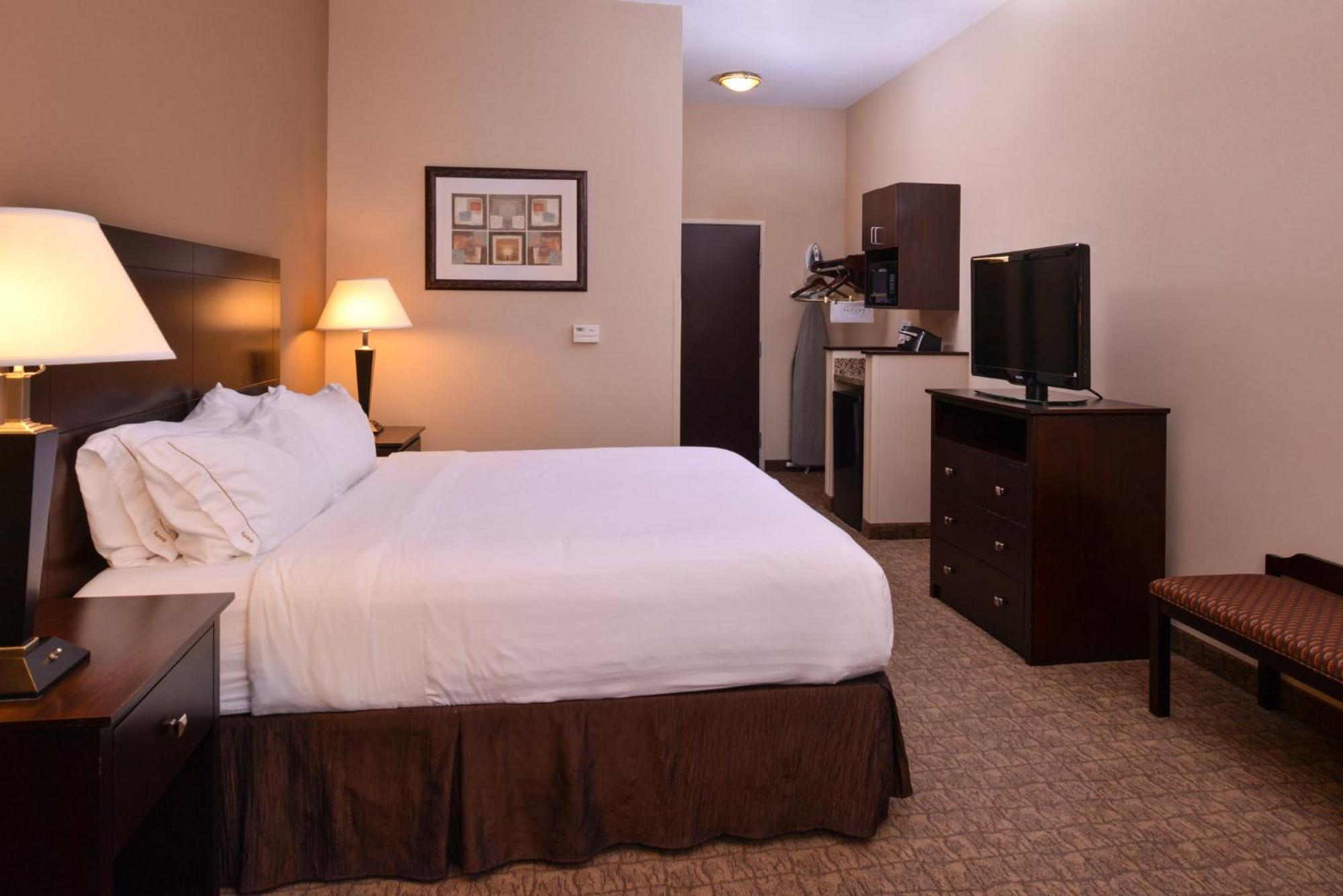 Holiday Inn Express & Suites Fairmont By Ihg Exterior photo