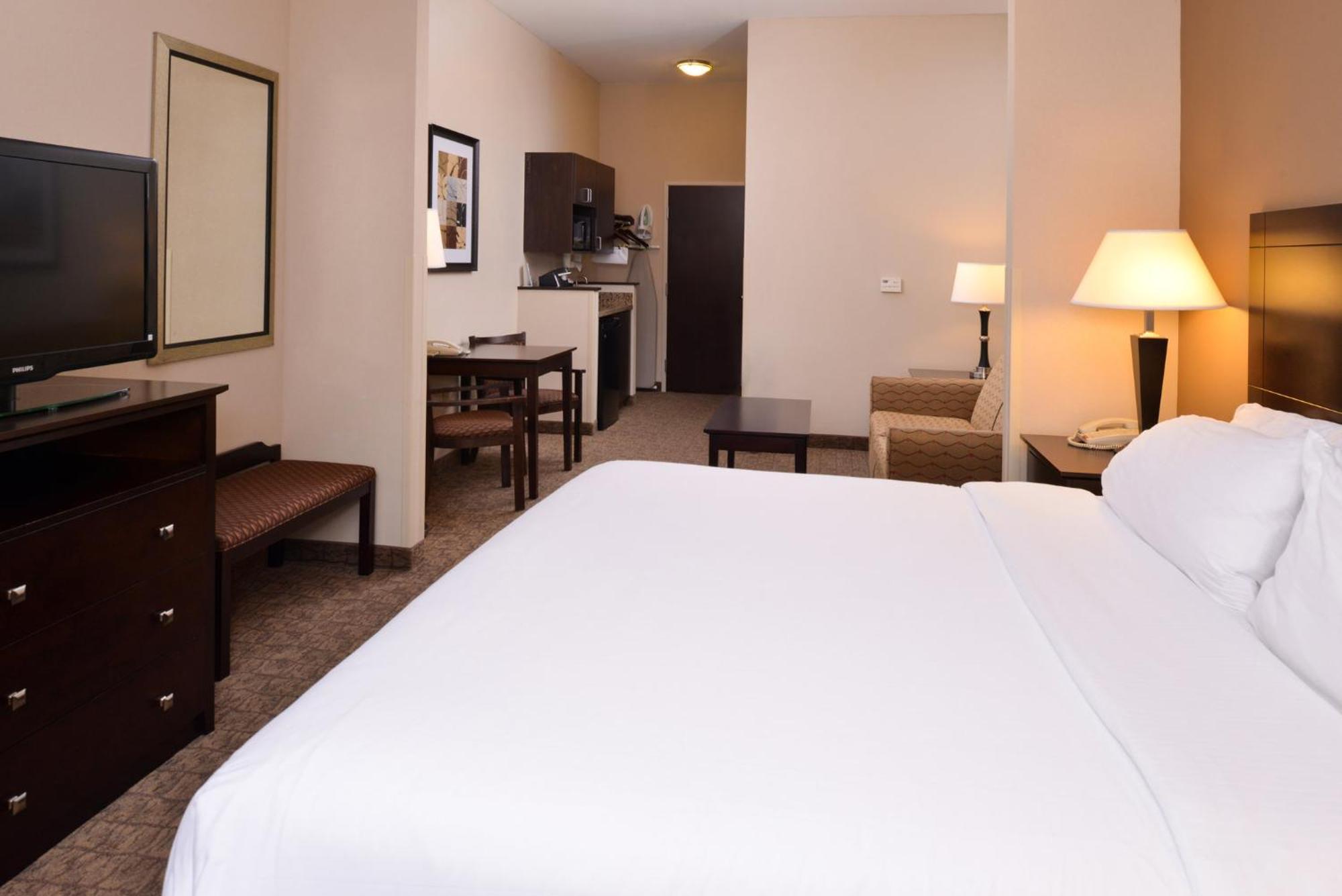 Holiday Inn Express & Suites Fairmont By Ihg Exterior photo