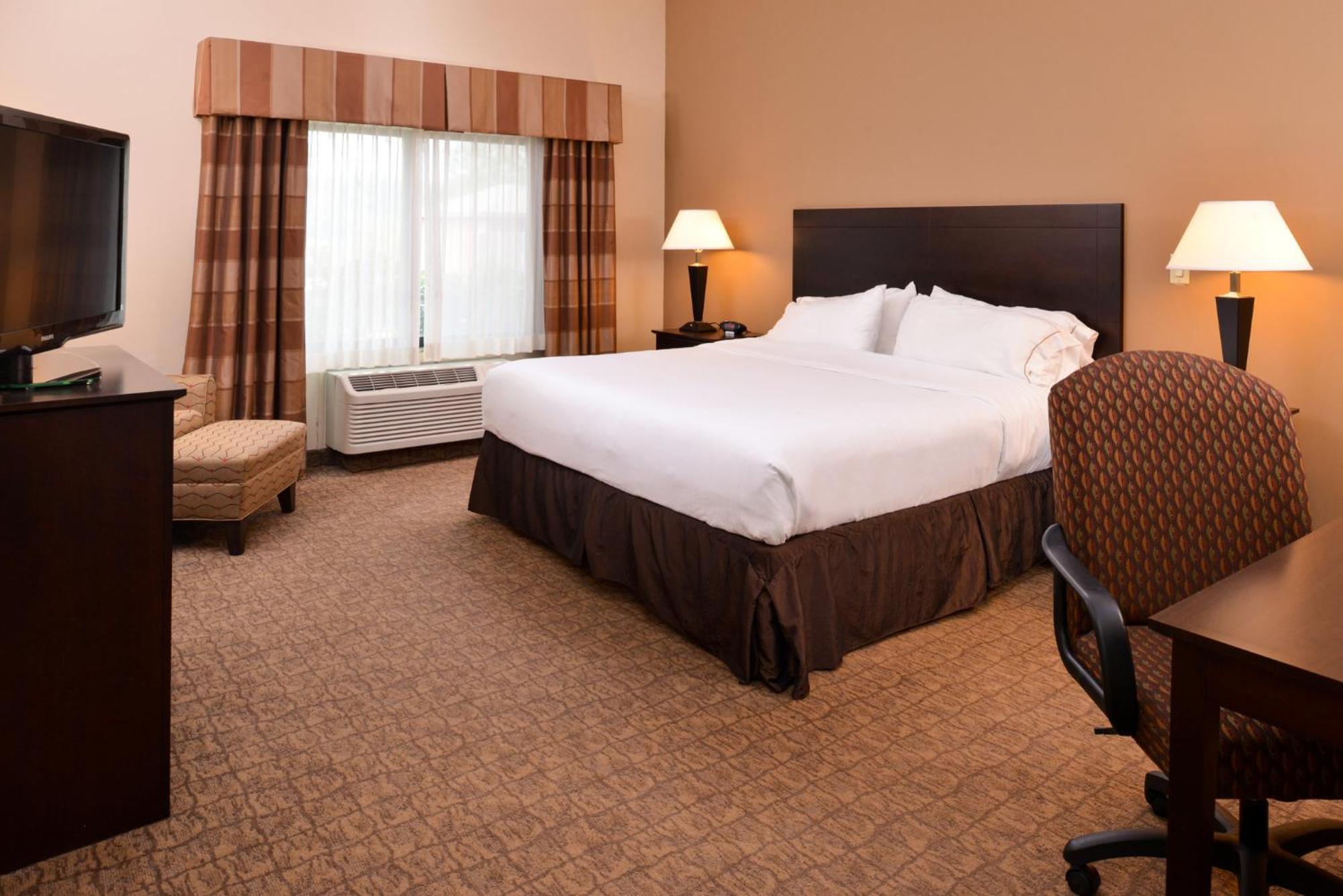 Holiday Inn Express & Suites Fairmont By Ihg Exterior photo