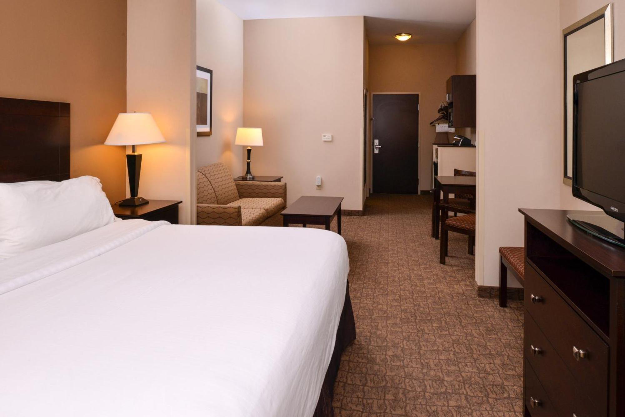 Holiday Inn Express & Suites Fairmont By Ihg Exterior photo