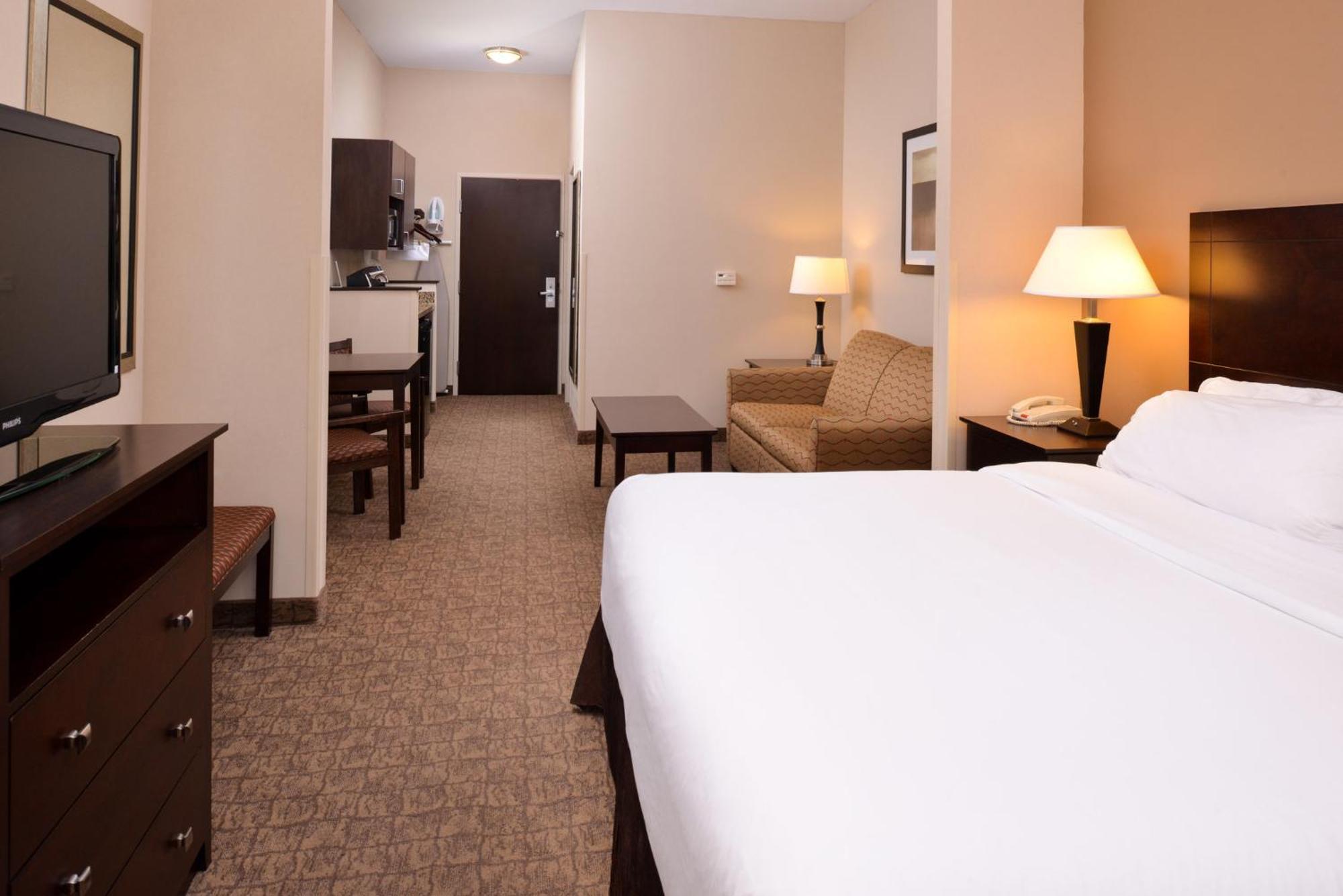 Holiday Inn Express & Suites Fairmont By Ihg Exterior photo