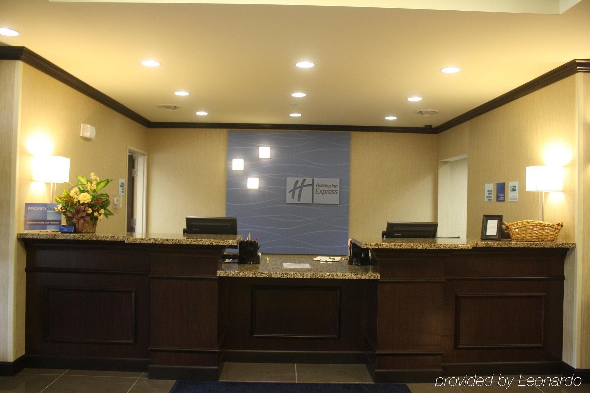 Holiday Inn Express & Suites Fairmont By Ihg Interior photo