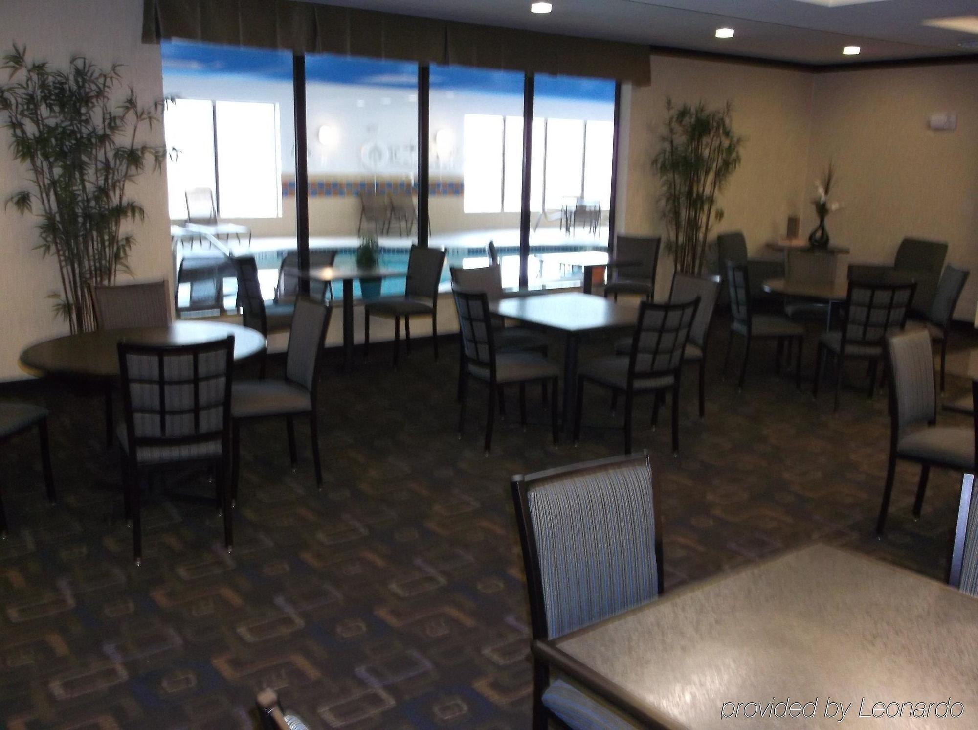 Holiday Inn Express & Suites Fairmont By Ihg Exterior photo