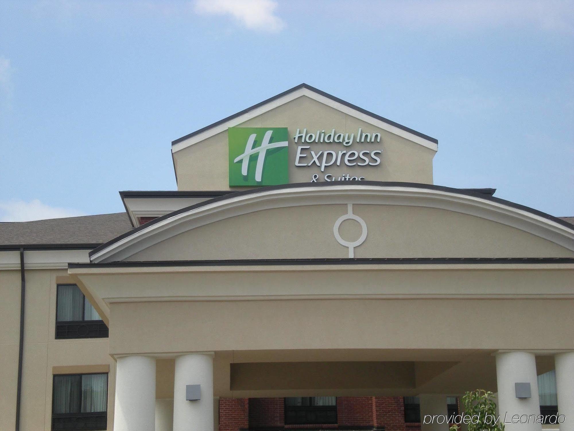 Holiday Inn Express & Suites Fairmont By Ihg Exterior photo