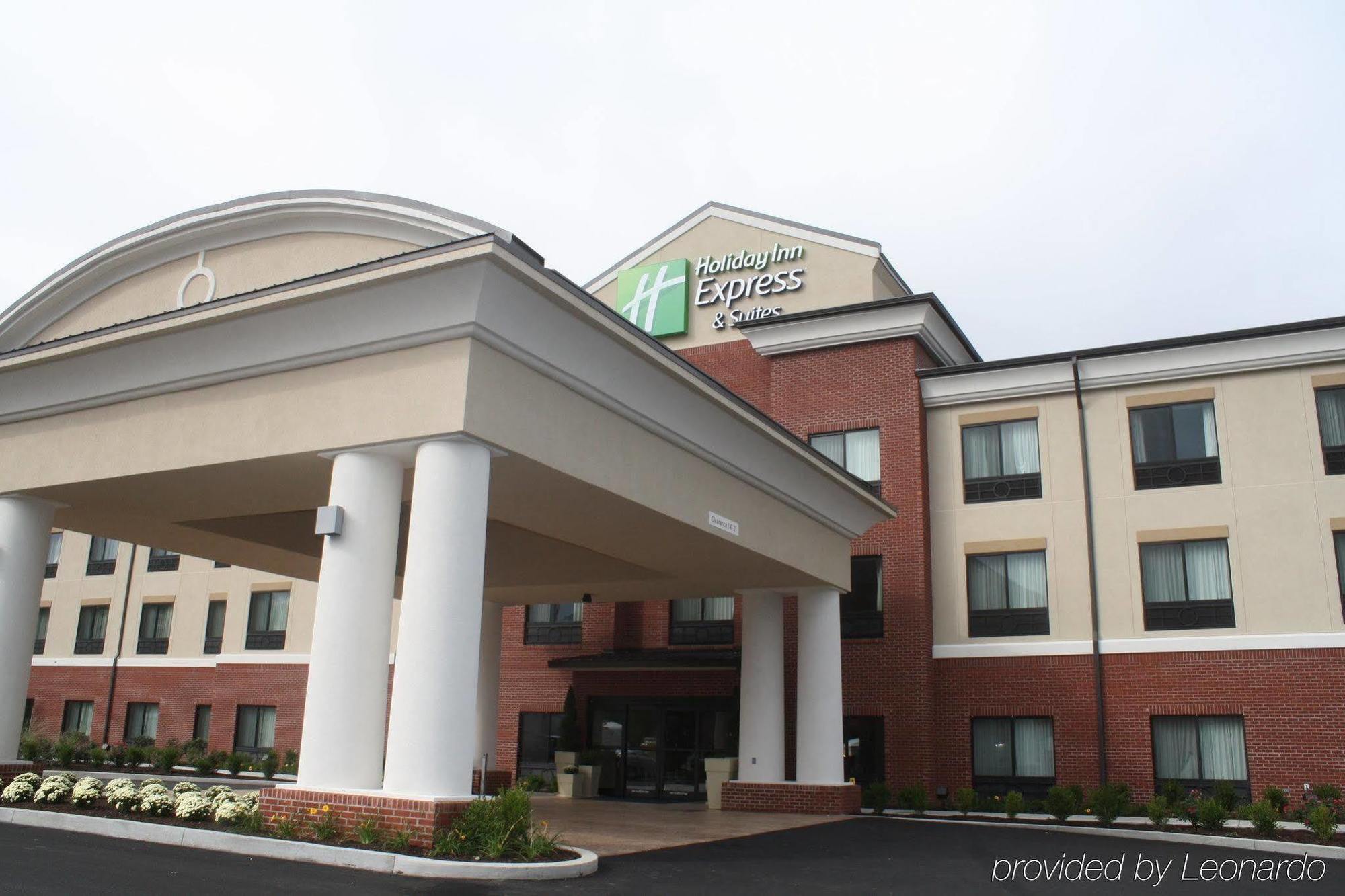 Holiday Inn Express & Suites Fairmont By Ihg Exterior photo