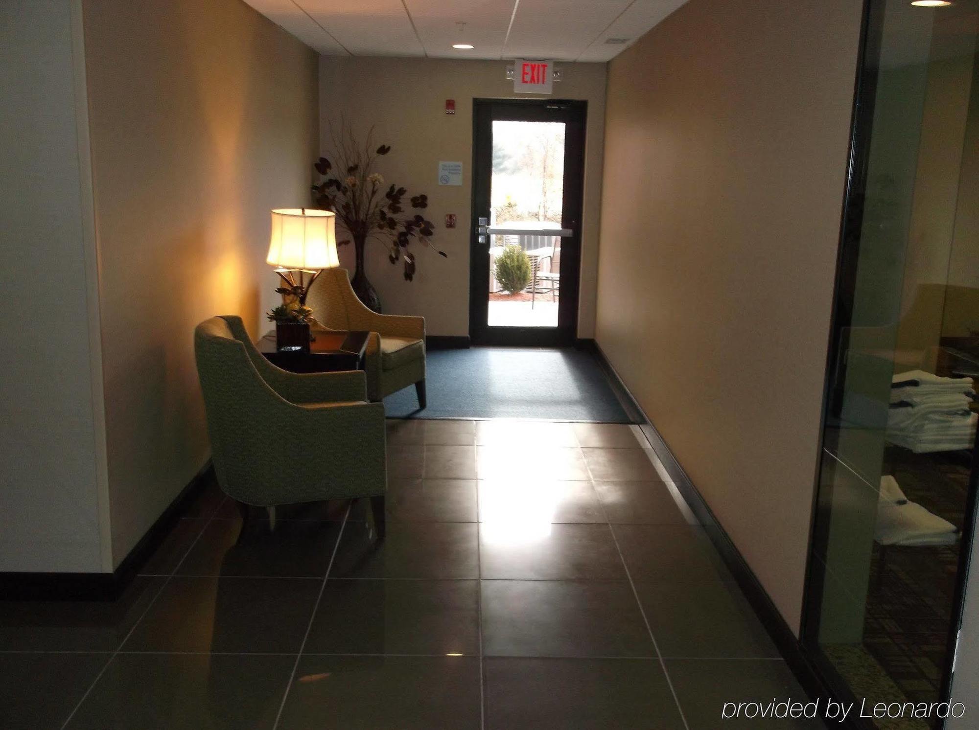 Holiday Inn Express & Suites Fairmont By Ihg Exterior photo