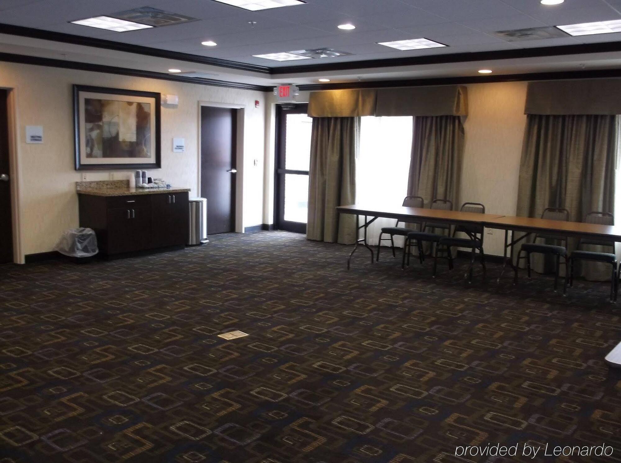 Holiday Inn Express & Suites Fairmont By Ihg Exterior photo