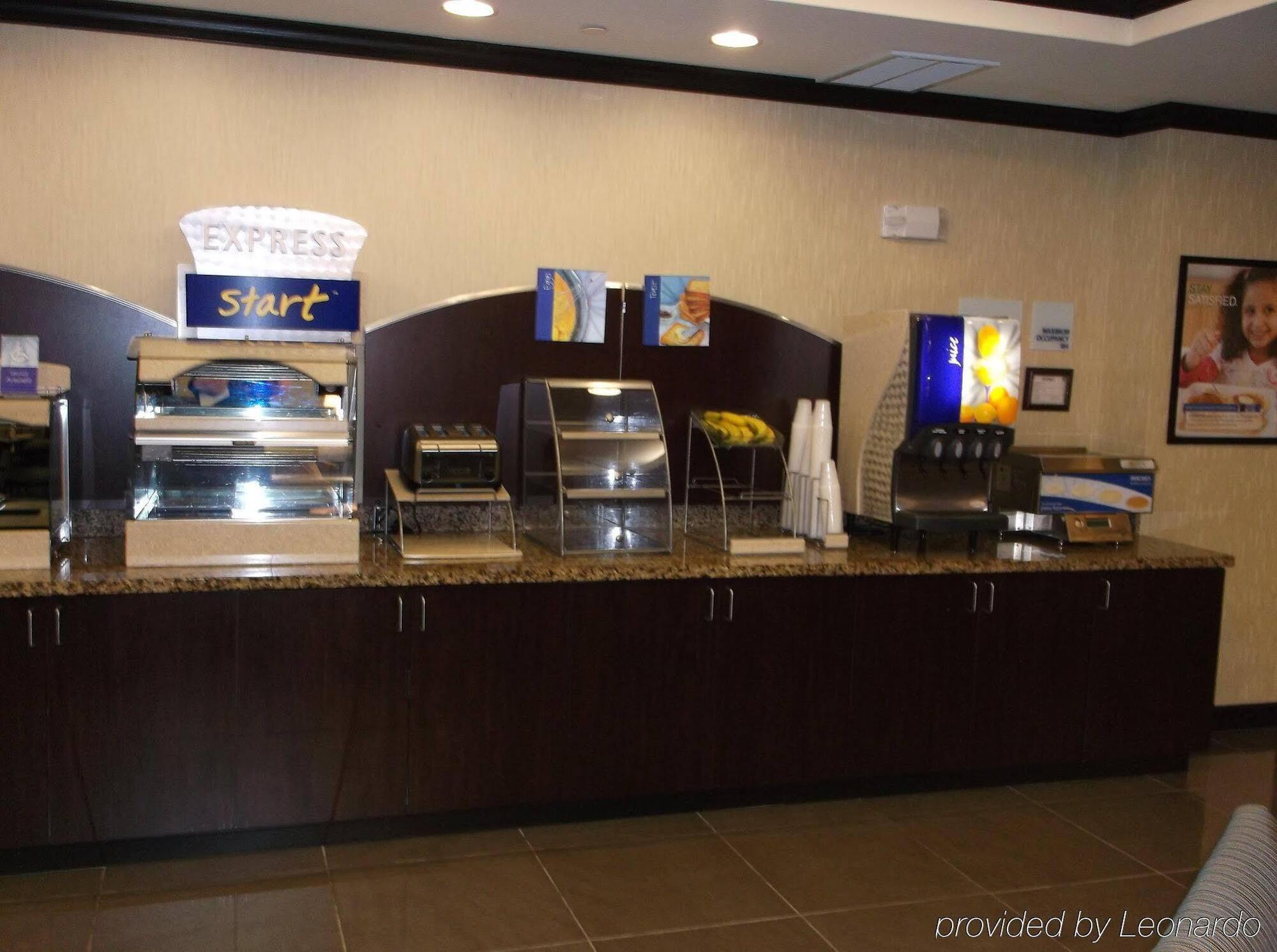 Holiday Inn Express & Suites Fairmont By Ihg Exterior photo